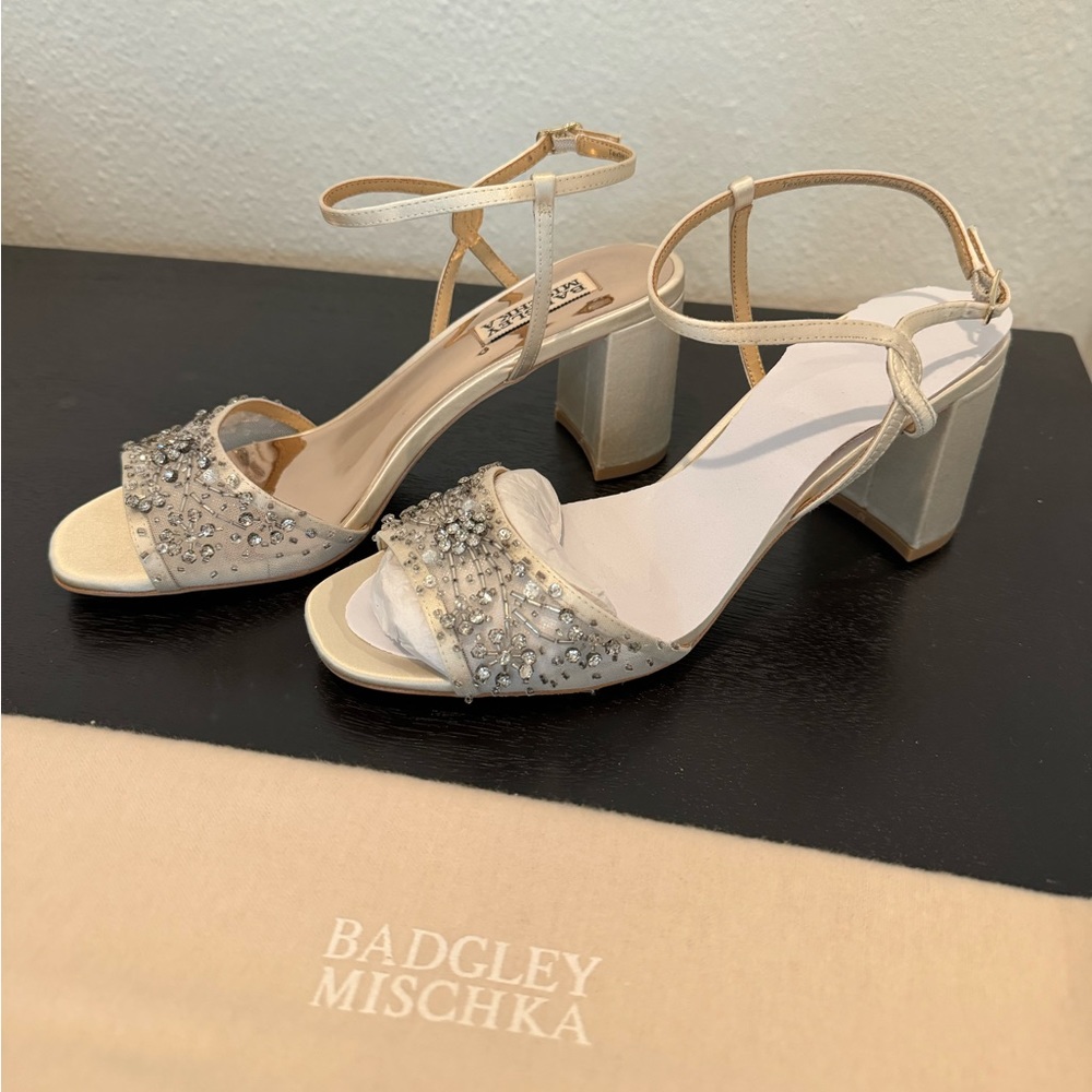 NWT Badgley Mischka Blaine Embellished Block Heel - Picture 3 of 9